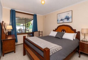 Desk, WiFi, bed sheets - Talbingo Retreat - Relax, unwind and explore! (Talbingo)
