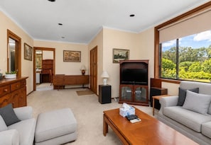TV, fireplace - Talbingo Retreat - Relax, unwind and explore! (Talbingo)