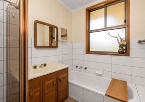 Bathroom - Talbingo Retreat - Relax, unwind and explore! (Talbingo)