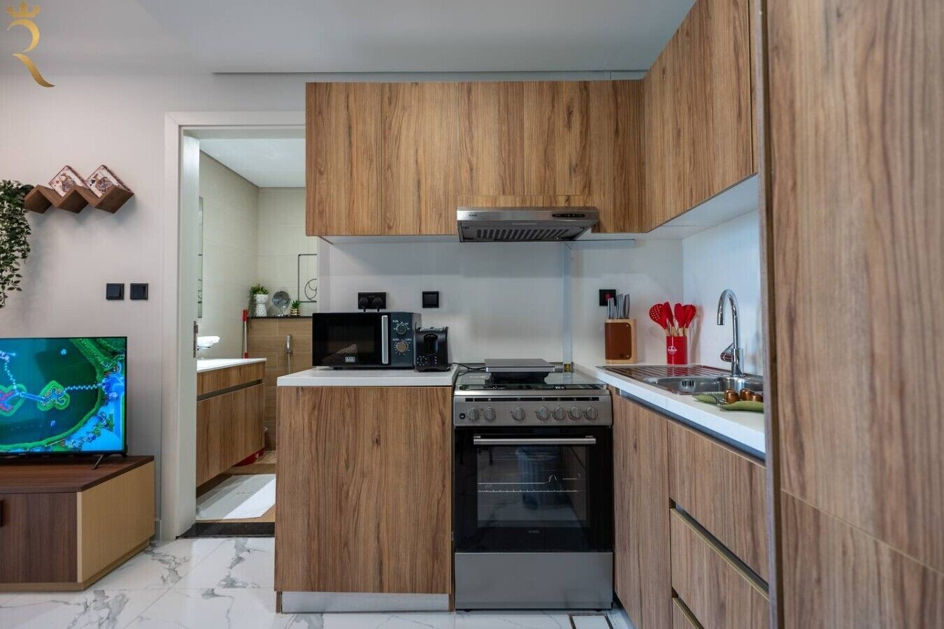 Wasserkocher mit Kaffee-/Teezubehör, Kühlschrank, Mikrowelle, Ofen