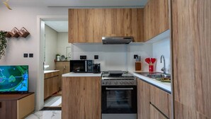 Wasserkocher mit Kaffee-/Teezubehör, Kühlschrank, Mikrowelle, Ofen