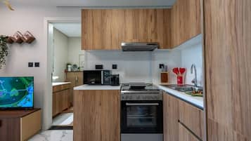 Wasserkocher mit Kaffee-/Teezubehör, Kühlschrank, Mikrowelle, Ofen