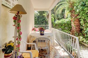 Outdoor dining - Vrbo Property (Nice)