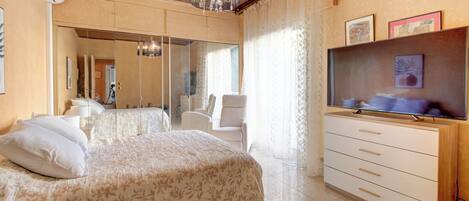2 bedrooms, iron/ironing board, Internet, bed sheets