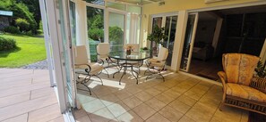 Outdoor dining - Vrbo Property (Euskirchen)
