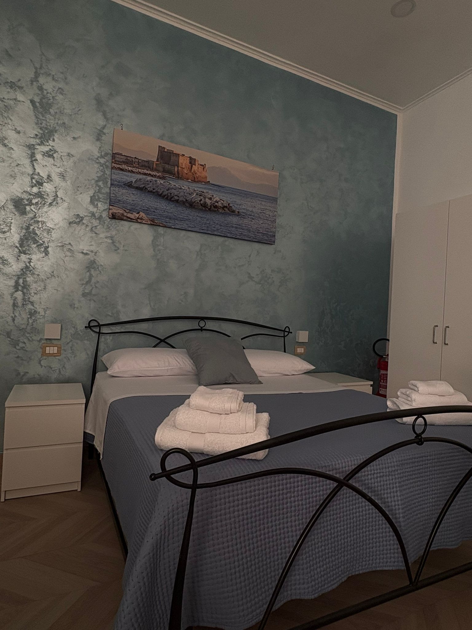 1 habitación, tabla de planchar con plancha, wifi y ropa de cama 