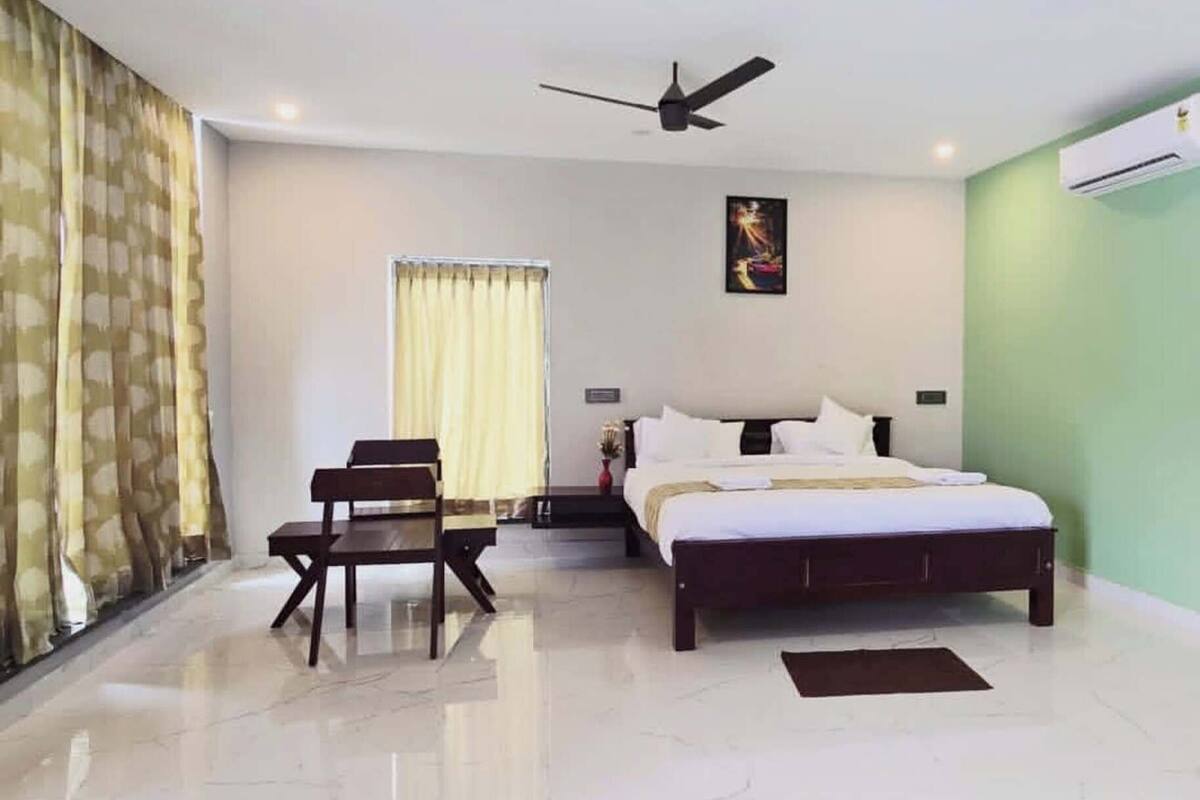 Deluxe Double Room | Desk, laptop workspace