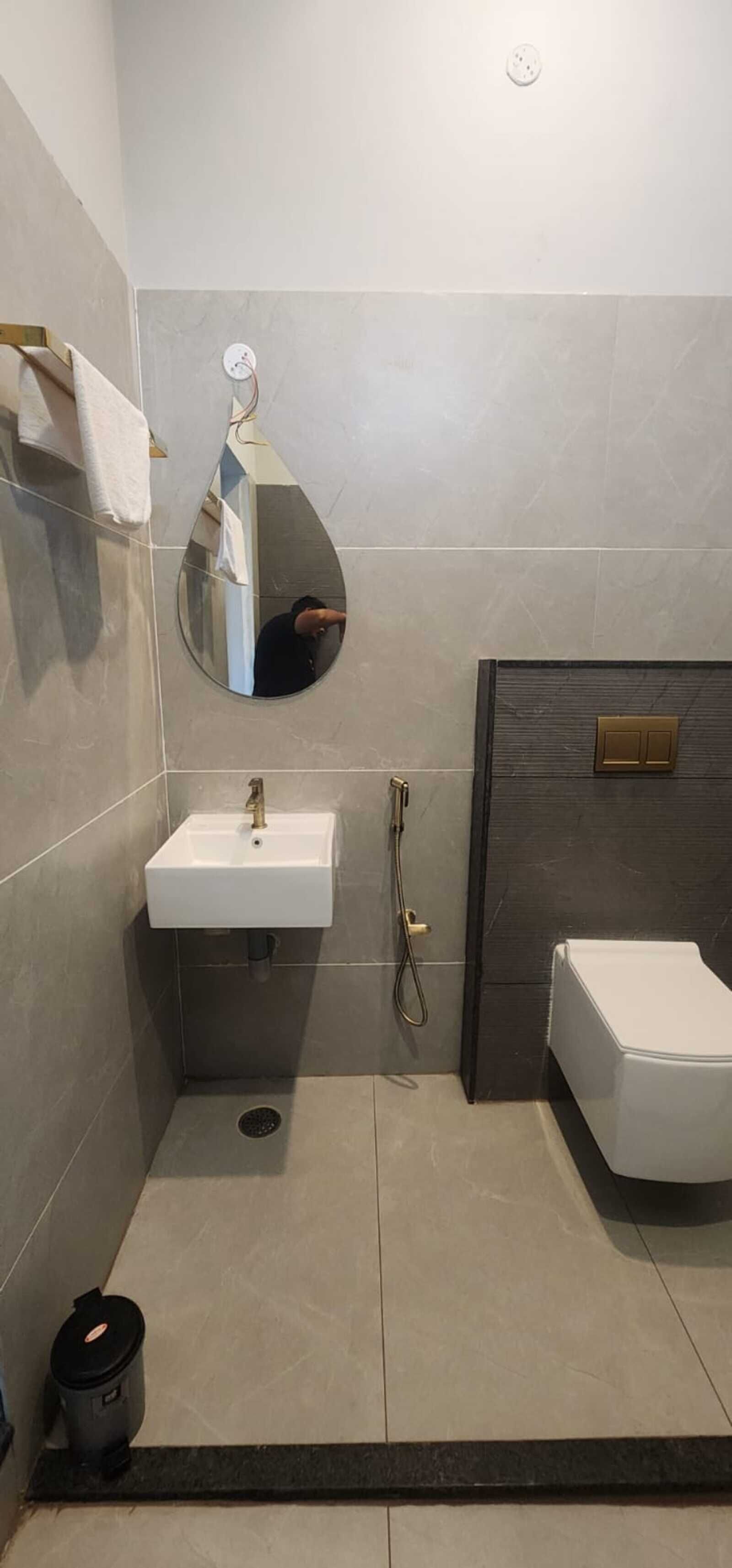 Separate tub and shower, towels