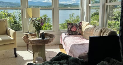 Lakefront retreat with stunning sunsets, scenic lake and mountain view’s