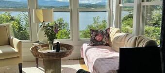 Lakefront retreat with stunning sunsets, scenic lake and mountain view’s