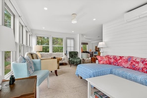 Living area - Lakefront retreat with stunning sunsets, scenic lake and mountain view’s (Shoreham)