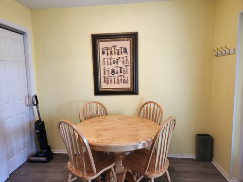 3-bedroom farmhouse in tranquil Emory with cool AC