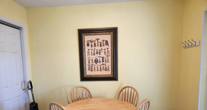 3-bedroom farmhouse in tranquil Emory with cool AC