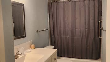 Douche, serviettes fournies, papier toilette