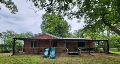 3-bedroom farmhouse in tranquil Emory with cool AC