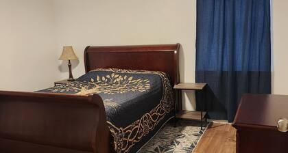 3-bedroom farmhouse in tranquil Emory with cool AC