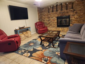 Living area - 3-bedroom farmhouse in tranquil Emory with cool AC (Emory)