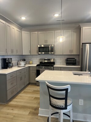 Private kitchen - Close to Barefoot and the beach! NEW! Gorgeous! Low rates! (Longs)