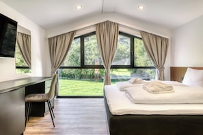 Hypo-allergenic bedding, desk, laptop workspace, cots/infant beds - bsundrix Tiny Homes (Lorüns)