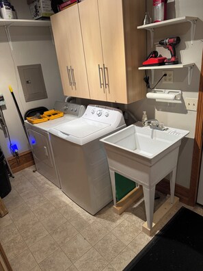 A laundry area with a washing machine, a sink, and a shelf with a power tool. - Birch Lake-Perfect 4BR cabin on a quiet flat lot with great views in Hackensack (Hackensack)