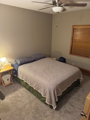 A bedroom with a single bed, a nightstand, a lamp, a ceiling fan, and a window with blinds. - Birch Lake-Perfect 4BR cabin on a quiet flat lot with great views in Hackensack (Hackensack)