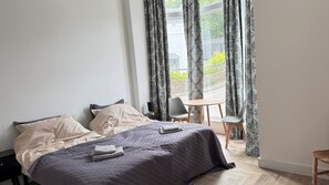 Ferros/tábuas de passar roupa, acesso à internet, roupa de cama