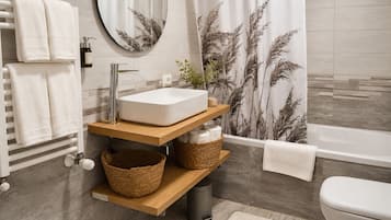 Hårtørrer, bidet, håndklæder, Sæbe