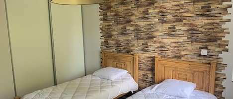 3 habitaciones, tabla de planchar con plancha y internet