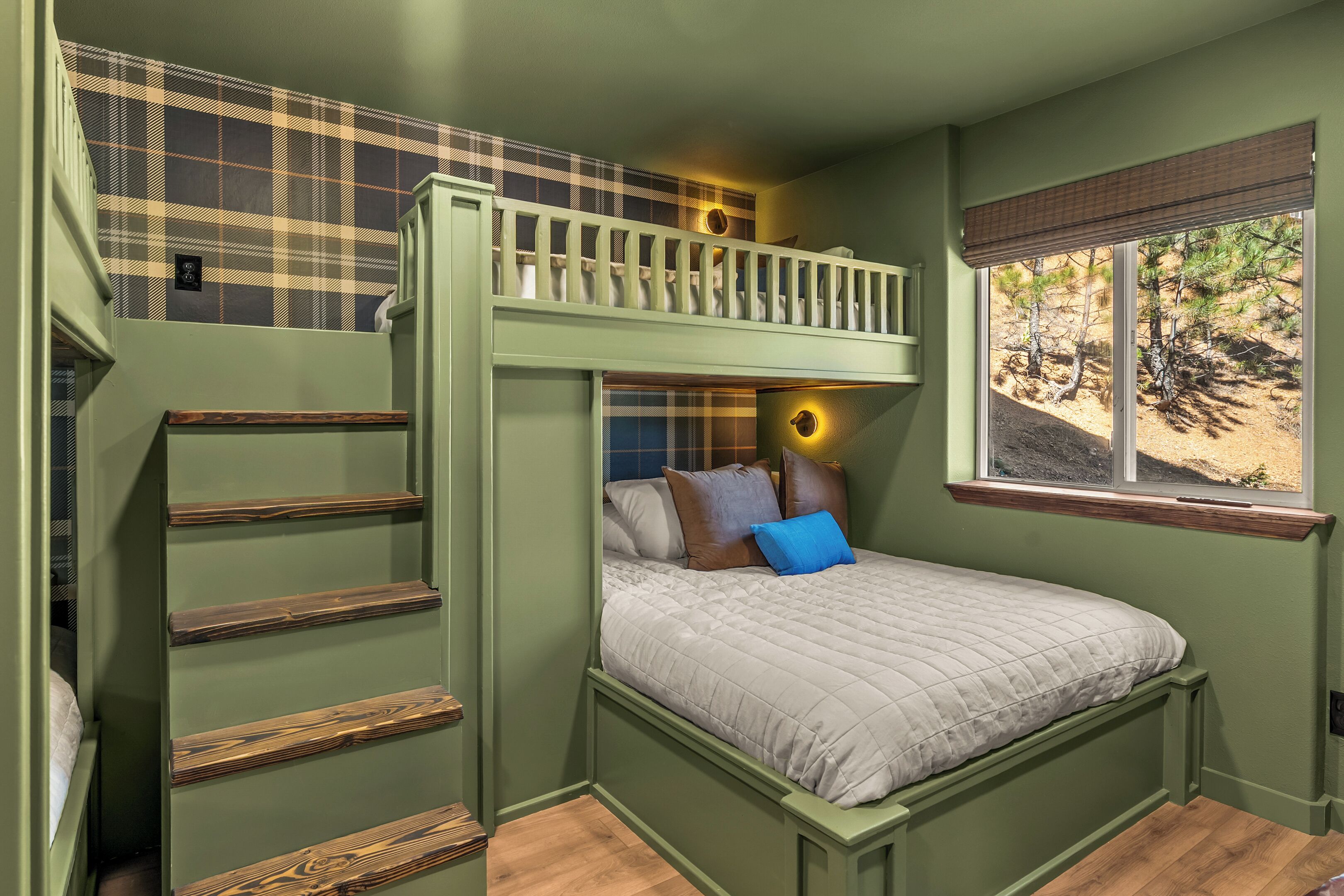 3 bedrooms, desk, iron/ironing board, travel crib