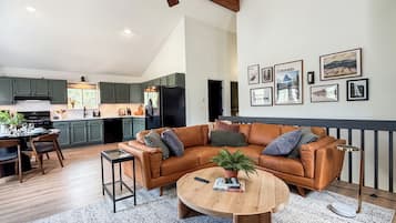 Smart TV, mesa de pingue-pongue, livros