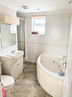 Ein Badezimmer mit Waschbecken, Toilette und Badewanne.