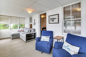 Interior - Dock & Sunset Views! Waterfront Thompson Getaway (Thompson)