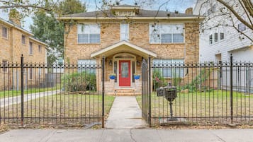 House (4 Bedrooms) | Front of property