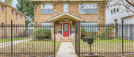House (4 Bedrooms) | Front of property