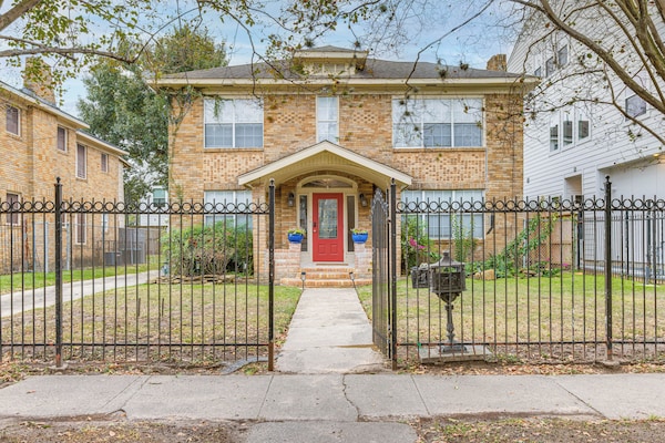 Explore Dtwn & Museum District! 4br Houston Apts - Houston, TX