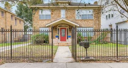 Explore Dtwn & Museum District! 4BR Houston Apts