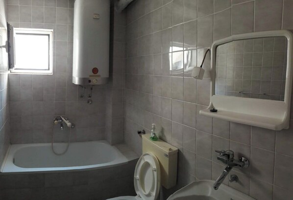 Serviettes fournies, savon, papier toilette