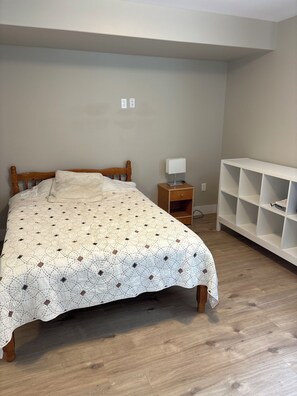 2 habitaciones, tabla de planchar con plancha, wifi y ropa de cama