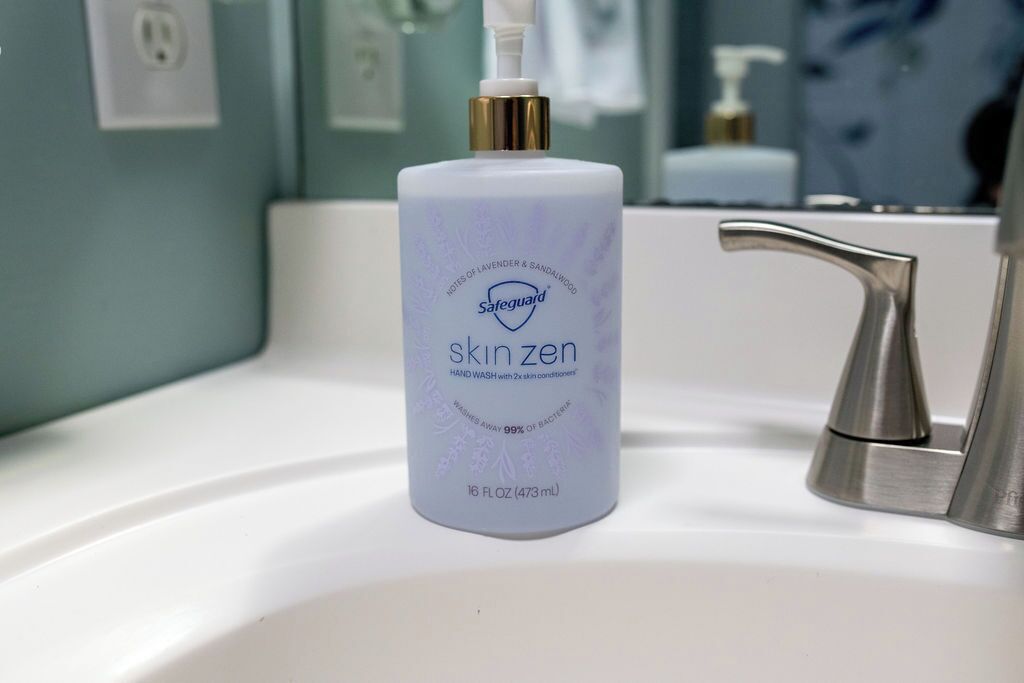 Ein Waschbecken mit einer Flasche Safeguard Skinzen Handseife.