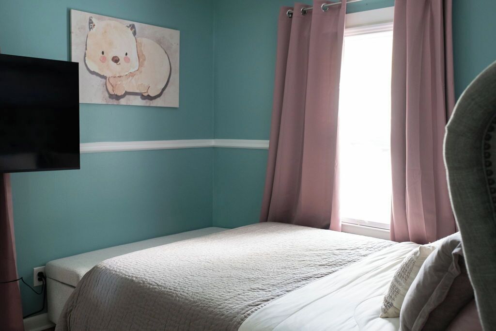 3 bedrooms, iron/ironing board, WiFi, bed sheets