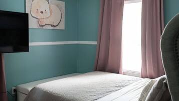 3 bedrooms, iron/ironing board, WiFi, bed sheets