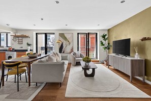 Ein modernes Wohnzimmer mit Sofa, Couchtisch und TV-Möbel.