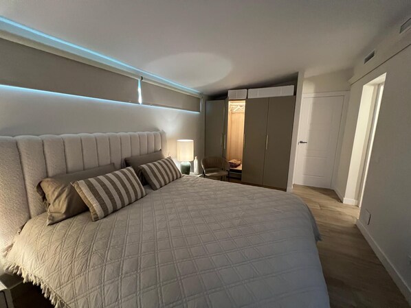 Room - Villa with a pool and a guest house by the beach (Marbella)