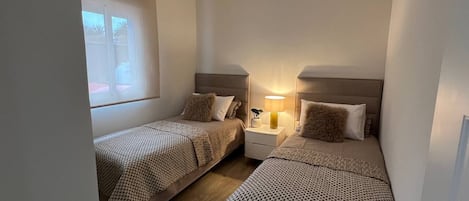 5 bedrooms, iron/ironing board, WiFi, bed sheets