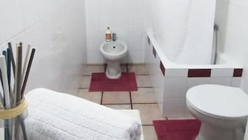 Bidet, asciugamani, sapone, carta igienica