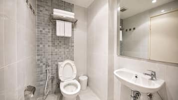 Deluxe tweepersoonskamer, balkon, uitzicht op de stad | Badkamer
