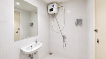 Une salle de bain moderne avec un lavabo blanc, une douchette à main et une colonne de douche fixée au mur.
