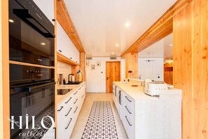 Wasserkocher mit Kaffee-/Teezubehör, Kühlschrank, Mikrowelle, Ofen