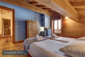 3 Schlafzimmer, Schreibtisch, Bügeleisen/Bügelbrett, Reisekinderbett