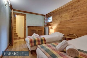 Desk, iron/ironing board, travel cot, WiFi - Myosotis HARMONY Suite by HILO Collection (Val-d'Isère)